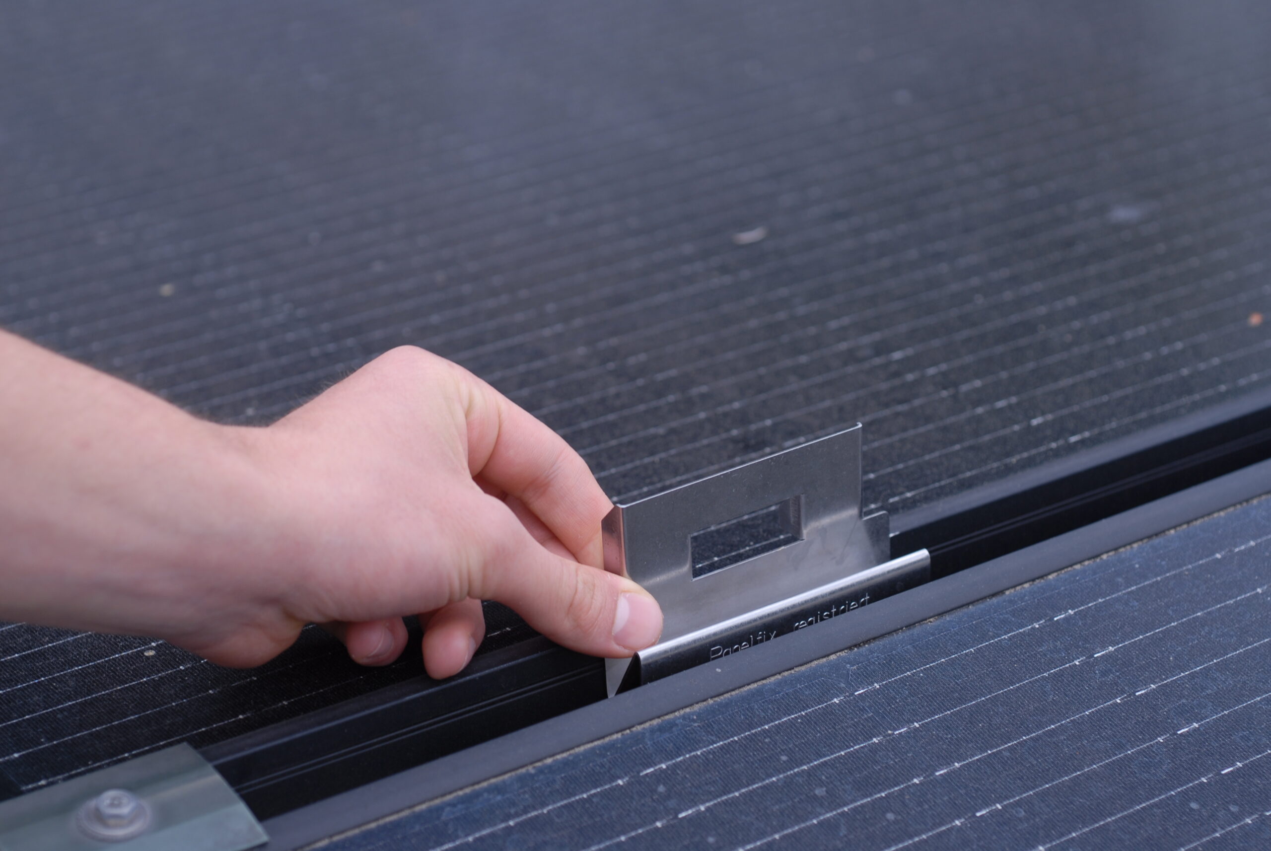 Schneerückhalter fertig montiert — fest in der Solarmodul-Schiene