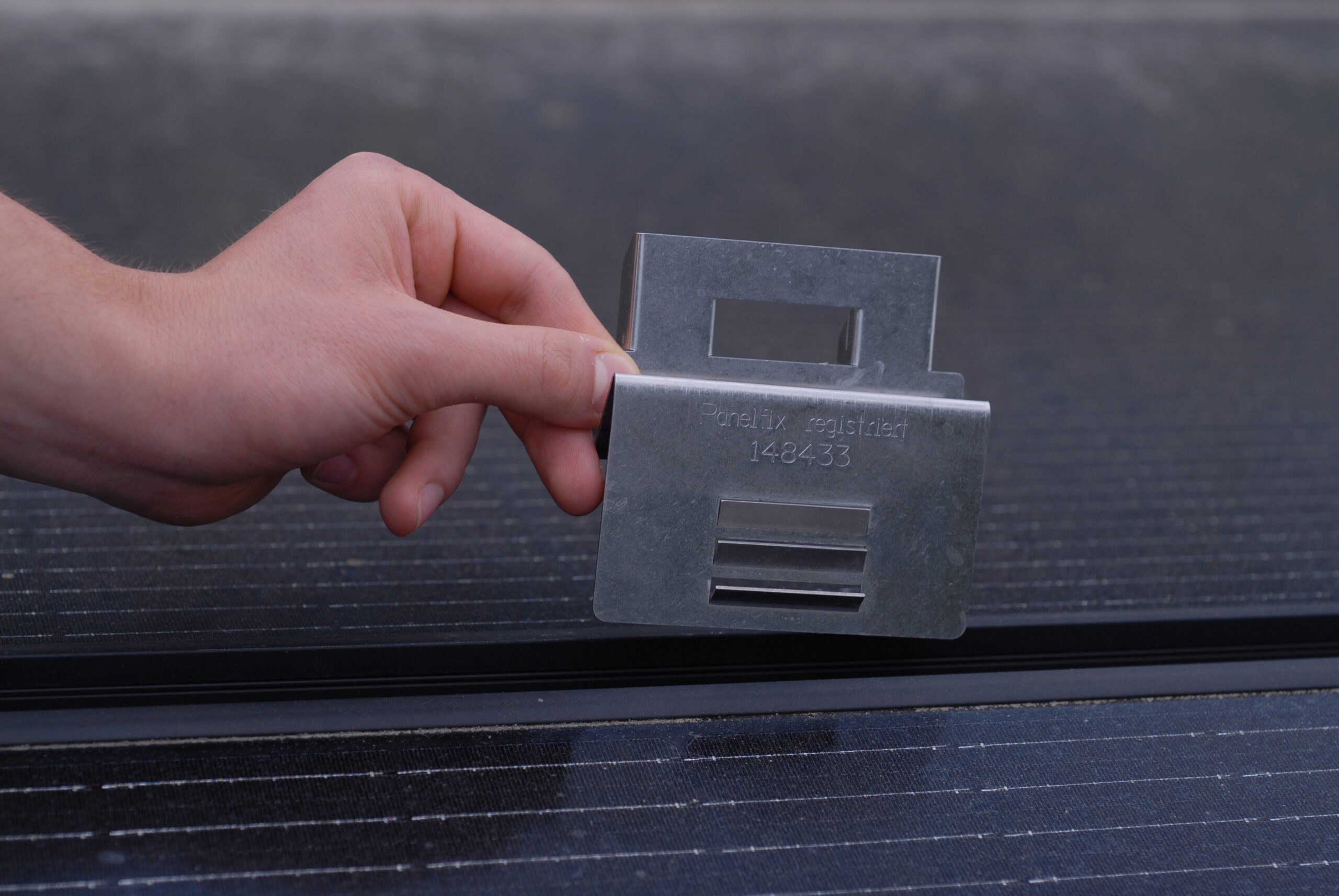 Schneerückhalter positionieren zwischen zwei Solarmodule